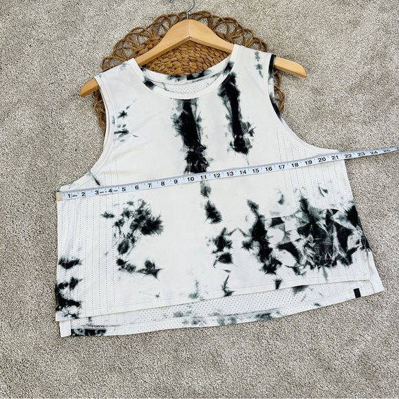 SOLD | Lululemon Train to Be Tank Top Shibori Mesh Deep Coal Size 10 - Picture 8 of 11